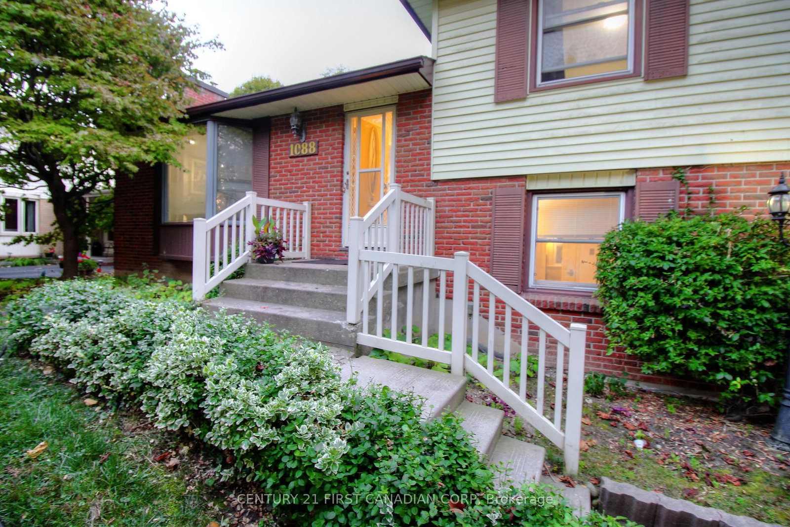 Listing Image 4