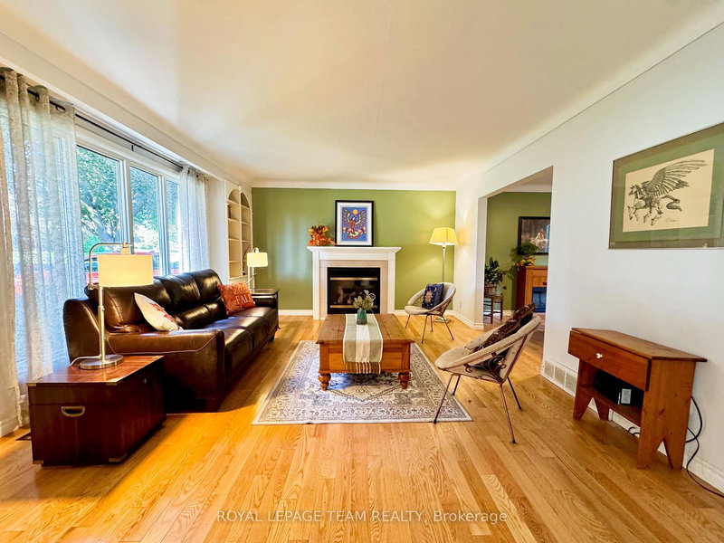 209 Reynolds Dr E, Brockville, K6V 1X8 | Image 3