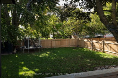 92 SOVEREIGN Street W — photo 5