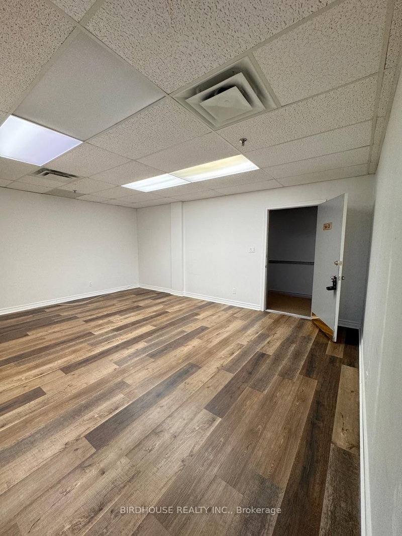 210 - 55 Mary St W, Kawartha Lakes, K9V 2N6 | Image 2