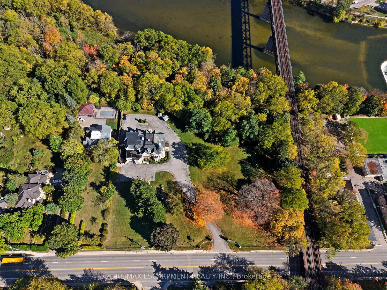 185 Grand River Street N - Photo 9