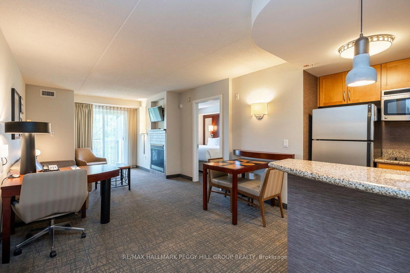 410 - 285 Steamship Bay Rd, Gravenhurst, P1P 1Z9 | Image 3