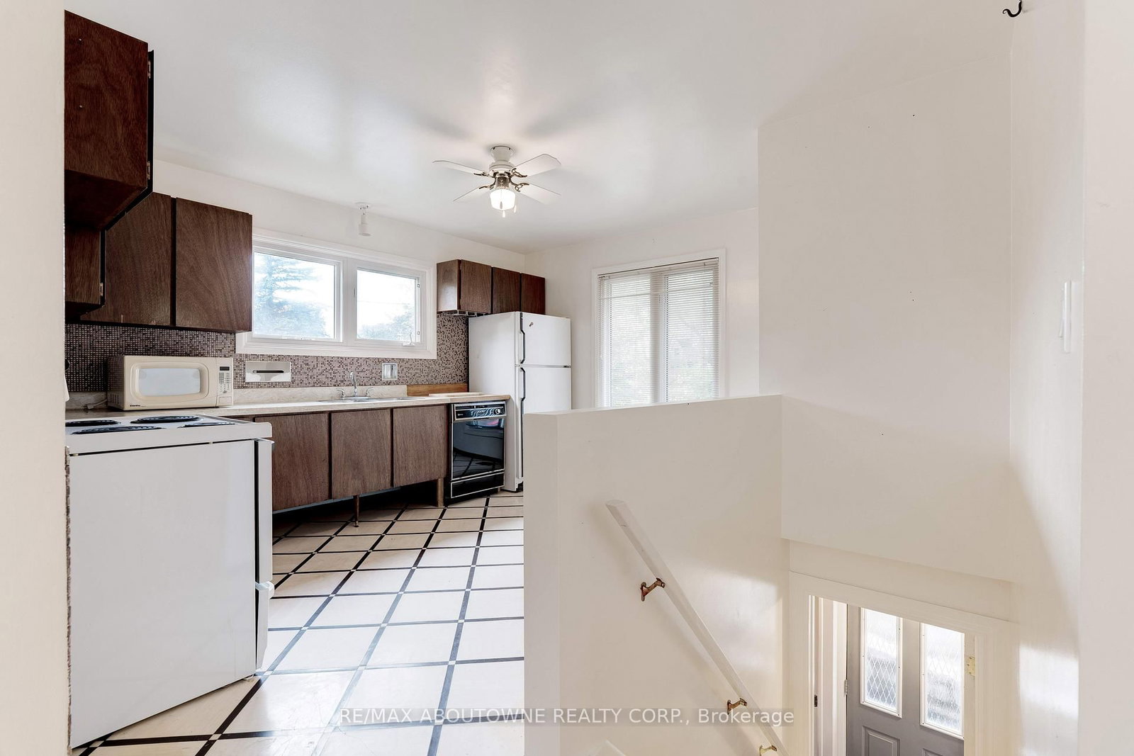 Detached House sold at 26 Sleepy Hollow Court, Hamilton, Ontario, L9H 1H3 - Dundas - MLS: X12472856