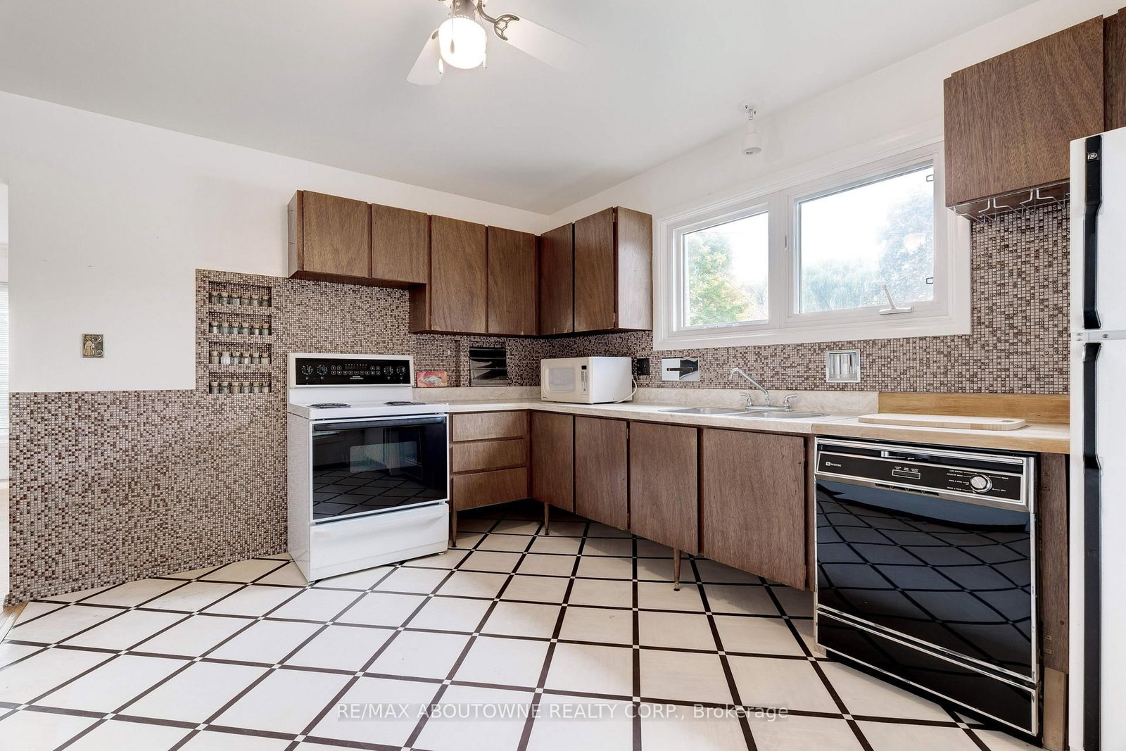 Detached House sold at 26 Sleepy Hollow Court, Hamilton, Ontario, L9H 1H3 - Dundas - MLS: X12472856