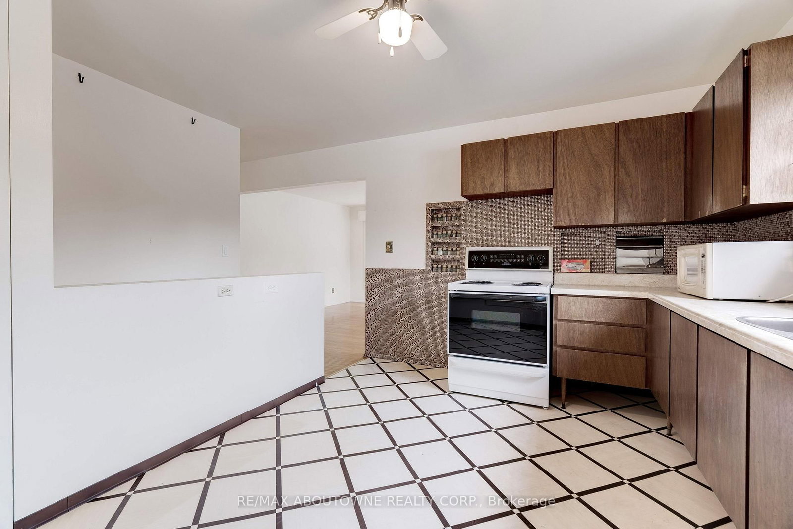 Detached House sold at 26 Sleepy Hollow Court, Hamilton, Ontario, L9H 1H3 - Dundas - MLS: X12472856