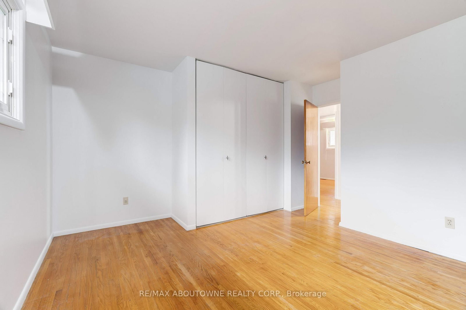 Detached House sold at 26 Sleepy Hollow Court, Hamilton, Ontario, L9H 1H3 - Dundas - MLS: X12472856