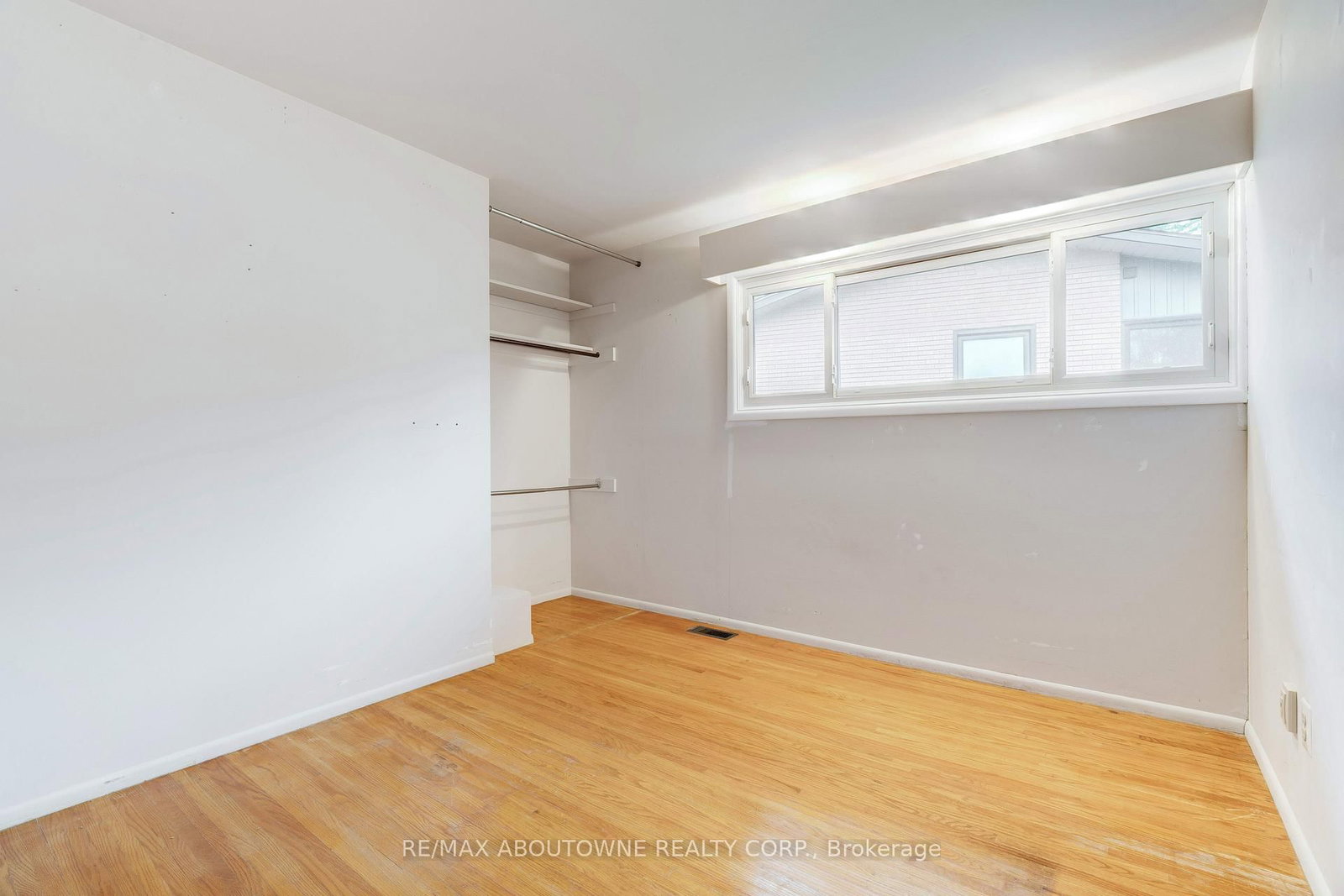 Detached House sold at 26 Sleepy Hollow Court, Hamilton, Ontario, L9H 1H3 - Dundas - MLS: X12472856