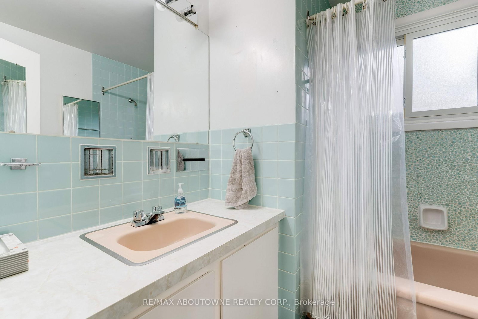 Detached House sold at 26 Sleepy Hollow Court, Hamilton, Ontario, L9H 1H3 - Dundas - MLS: X12472856