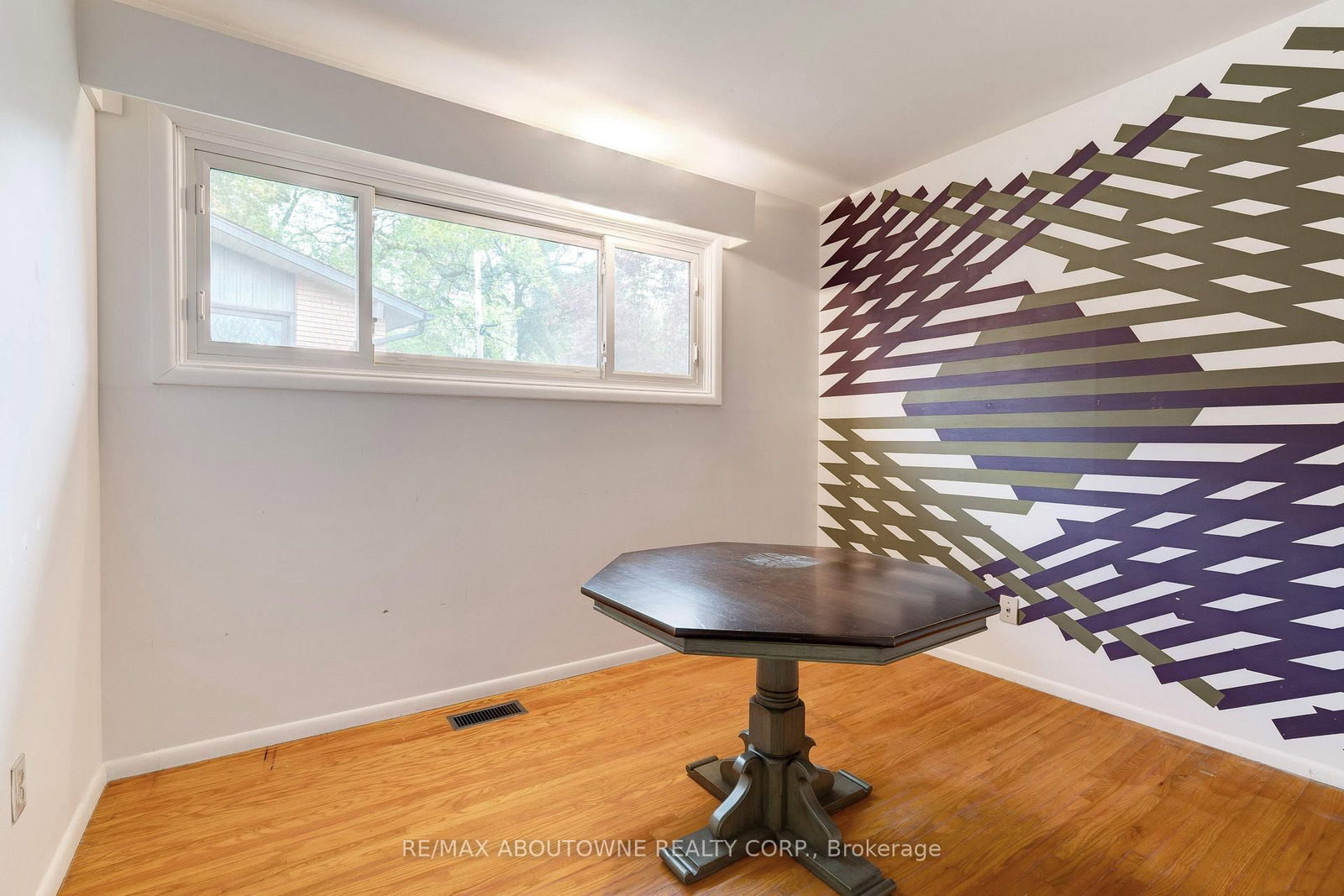 Detached House sold at 26 Sleepy Hollow Court, Hamilton, Ontario, L9H 1H3 - Dundas - MLS: X12472856