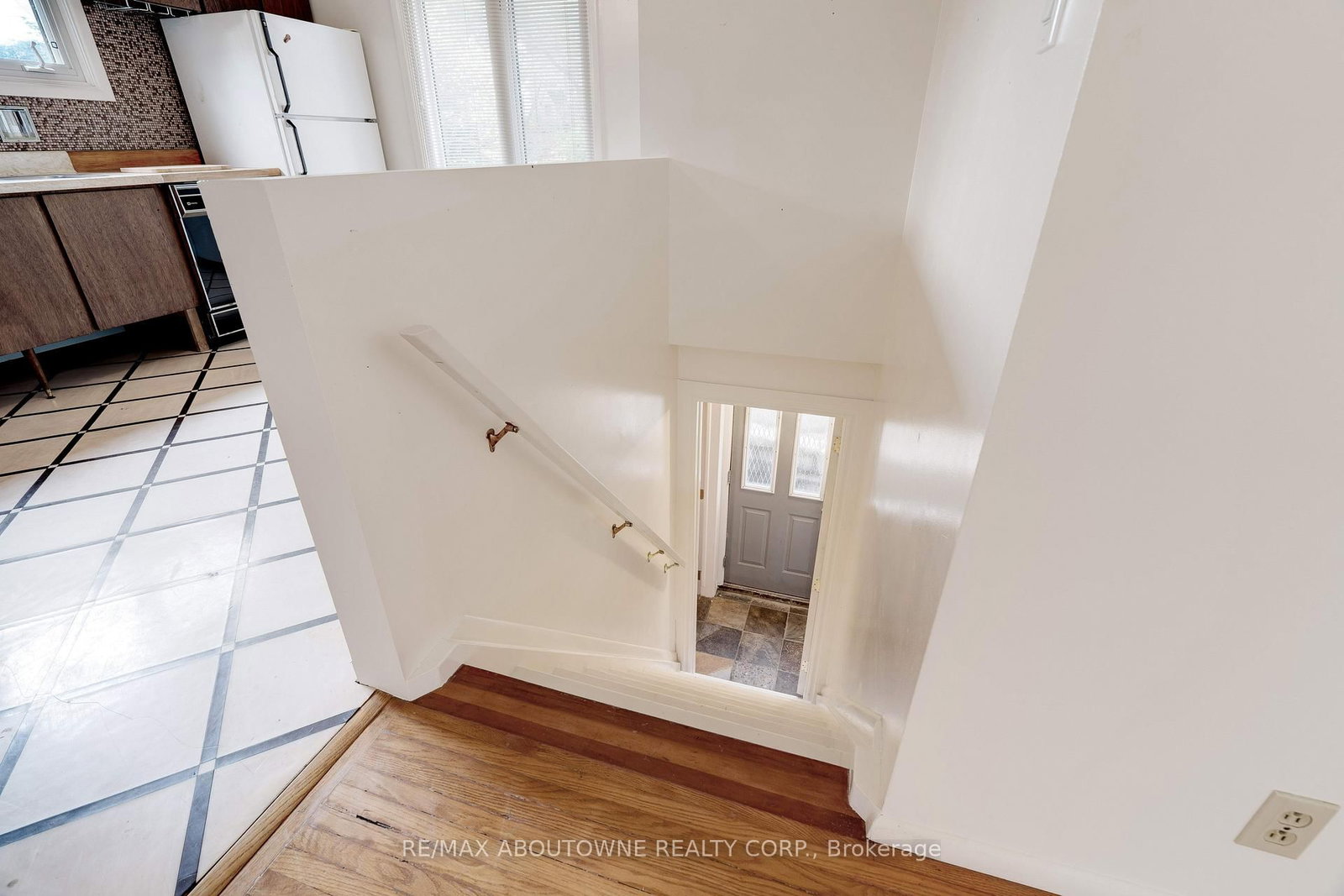 Detached House sold at 26 Sleepy Hollow Court, Hamilton, Ontario, L9H 1H3 - Dundas - MLS: X12472856