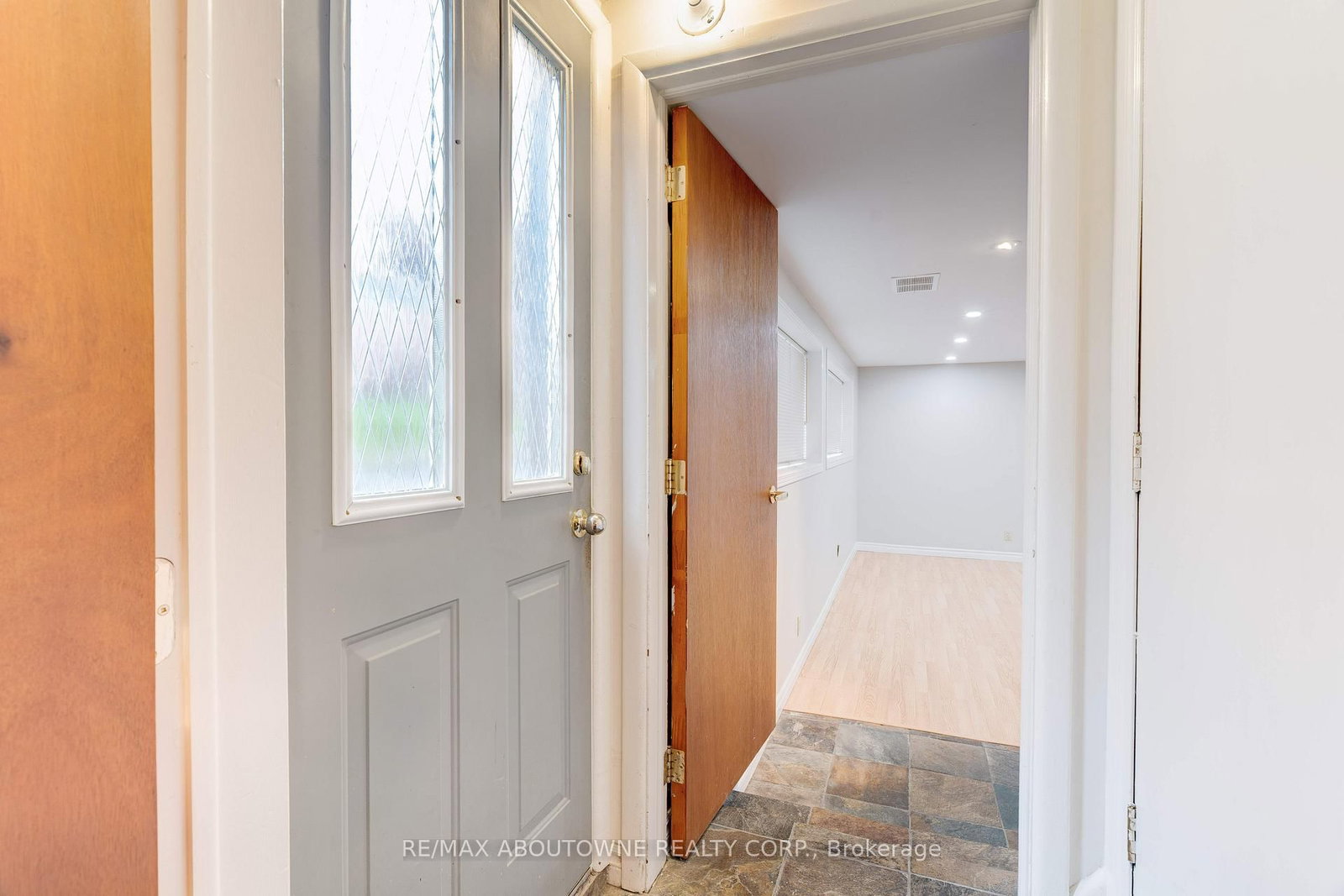 Detached House sold at 26 Sleepy Hollow Court, Hamilton, Ontario, L9H 1H3 - Dundas - MLS: X12472856