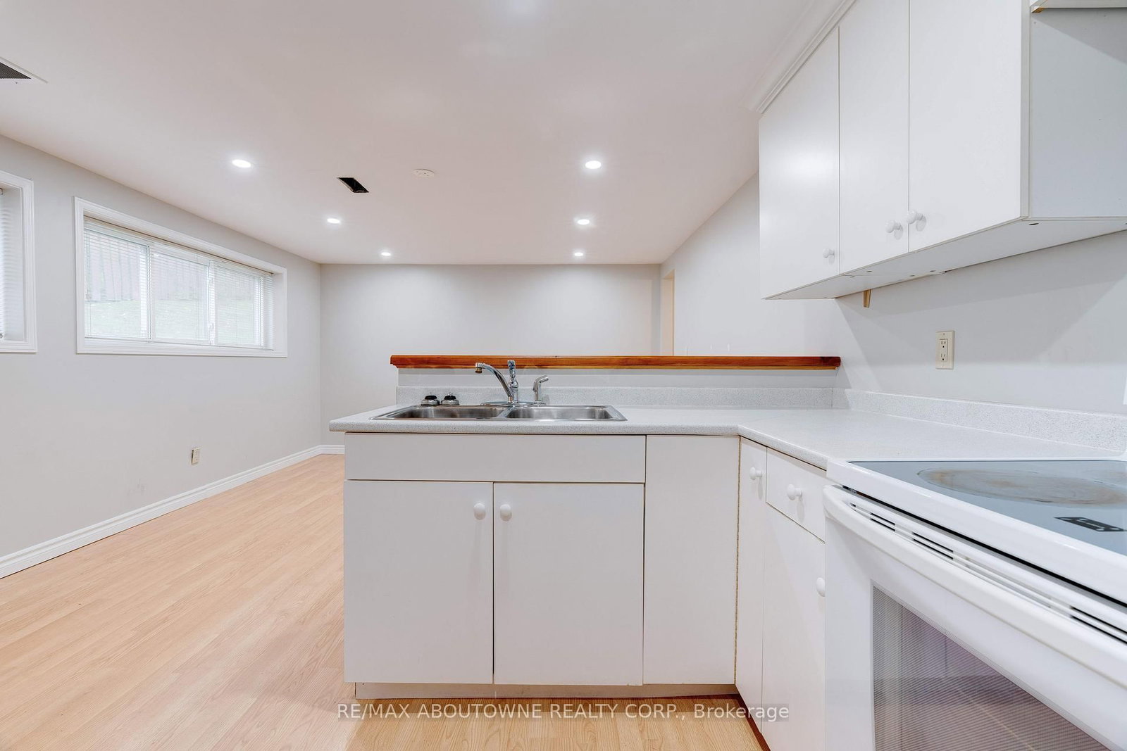 Detached House sold at 26 Sleepy Hollow Court, Hamilton, Ontario, L9H 1H3 - Dundas - MLS: X12472856