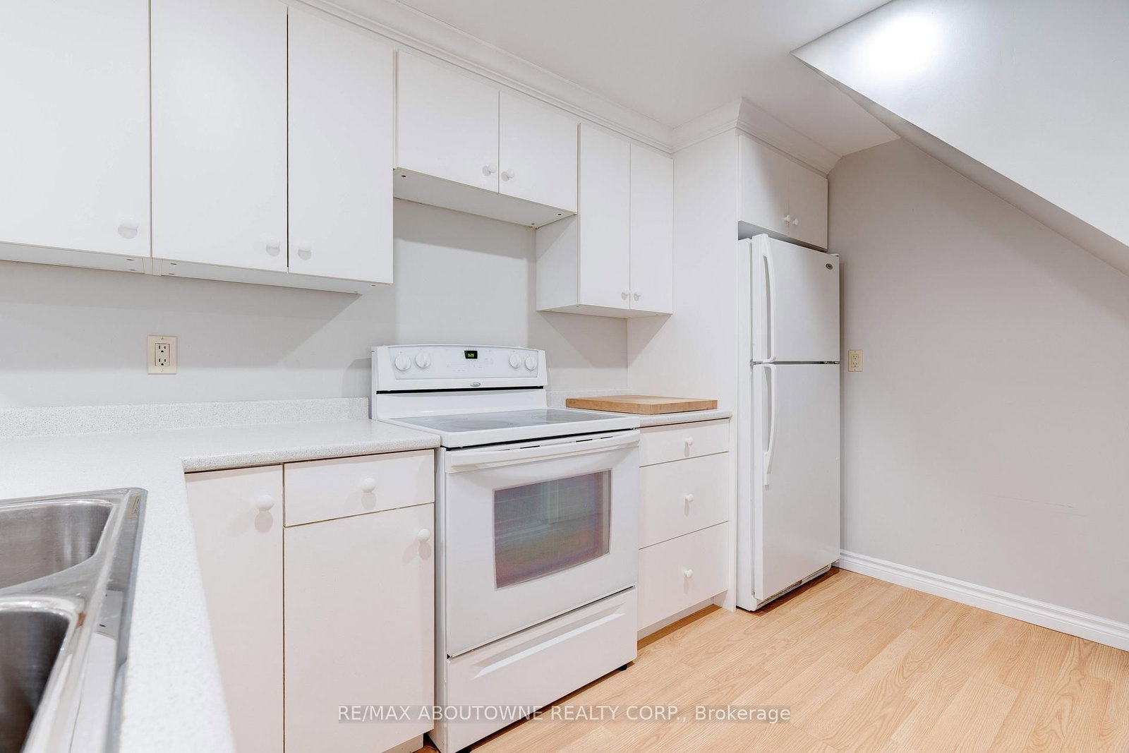 Detached House sold at 26 Sleepy Hollow Court, Hamilton, Ontario, L9H 1H3 - Dundas - MLS: X12472856