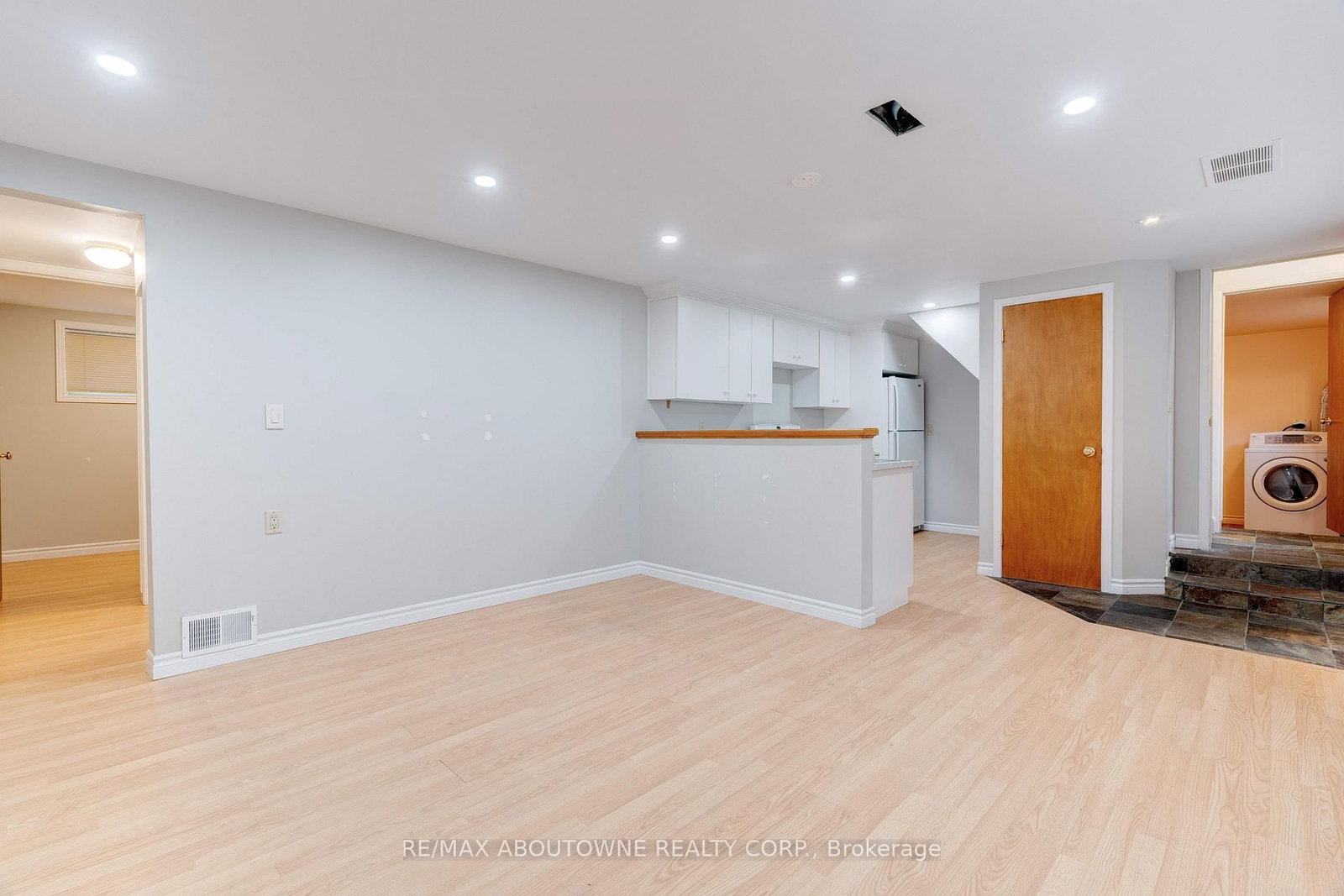 Detached House sold at 26 Sleepy Hollow Court, Hamilton, Ontario, L9H 1H3 - Dundas - MLS: X12472856