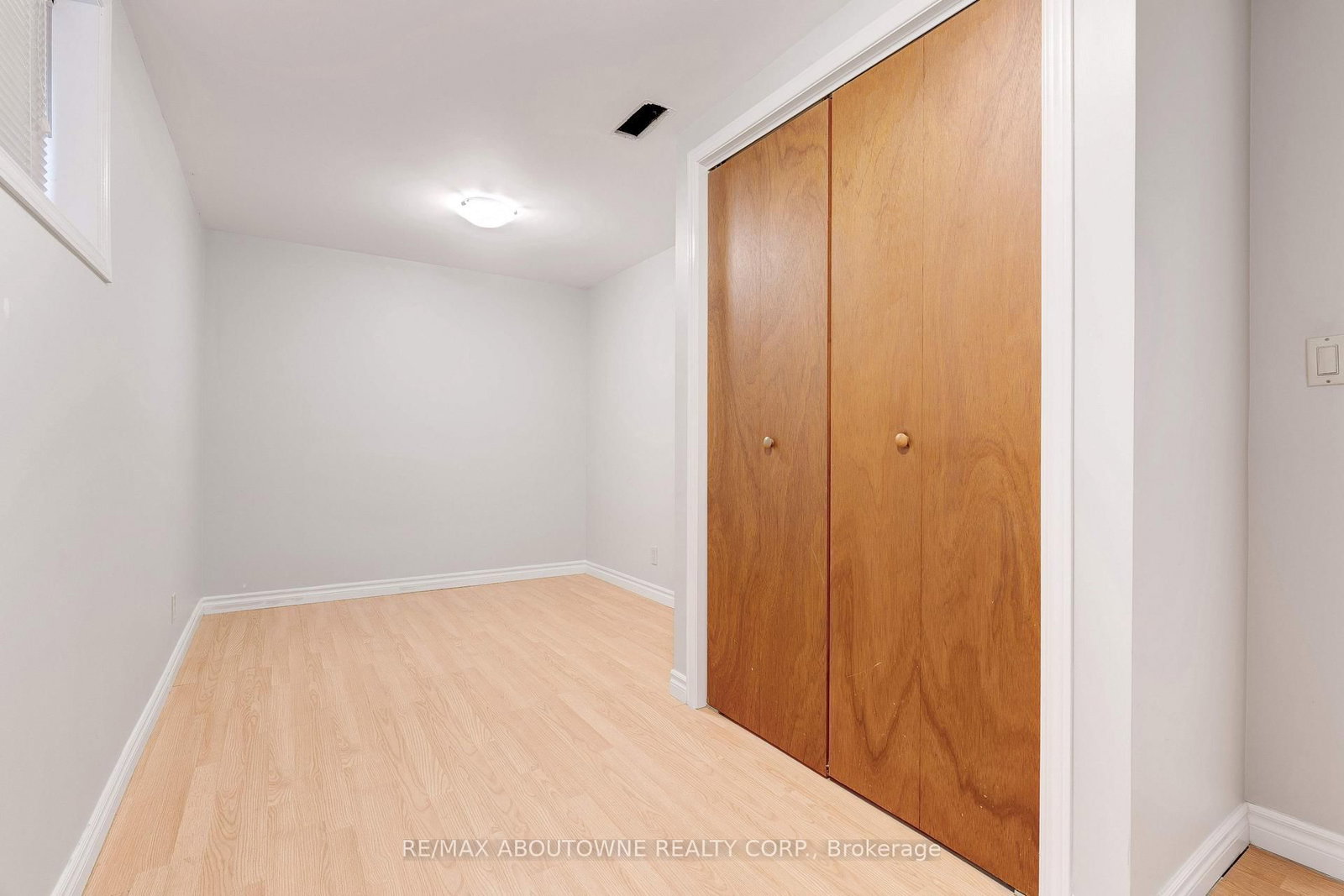 Detached House sold at 26 Sleepy Hollow Court, Hamilton, Ontario, L9H 1H3 - Dundas - MLS: X12472856