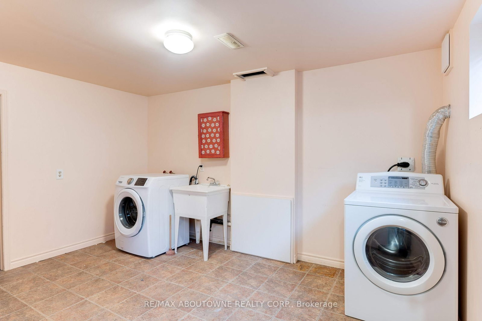 Detached House sold at 26 Sleepy Hollow Court, Hamilton, Ontario, L9H 1H3 - Dundas - MLS: X12472856