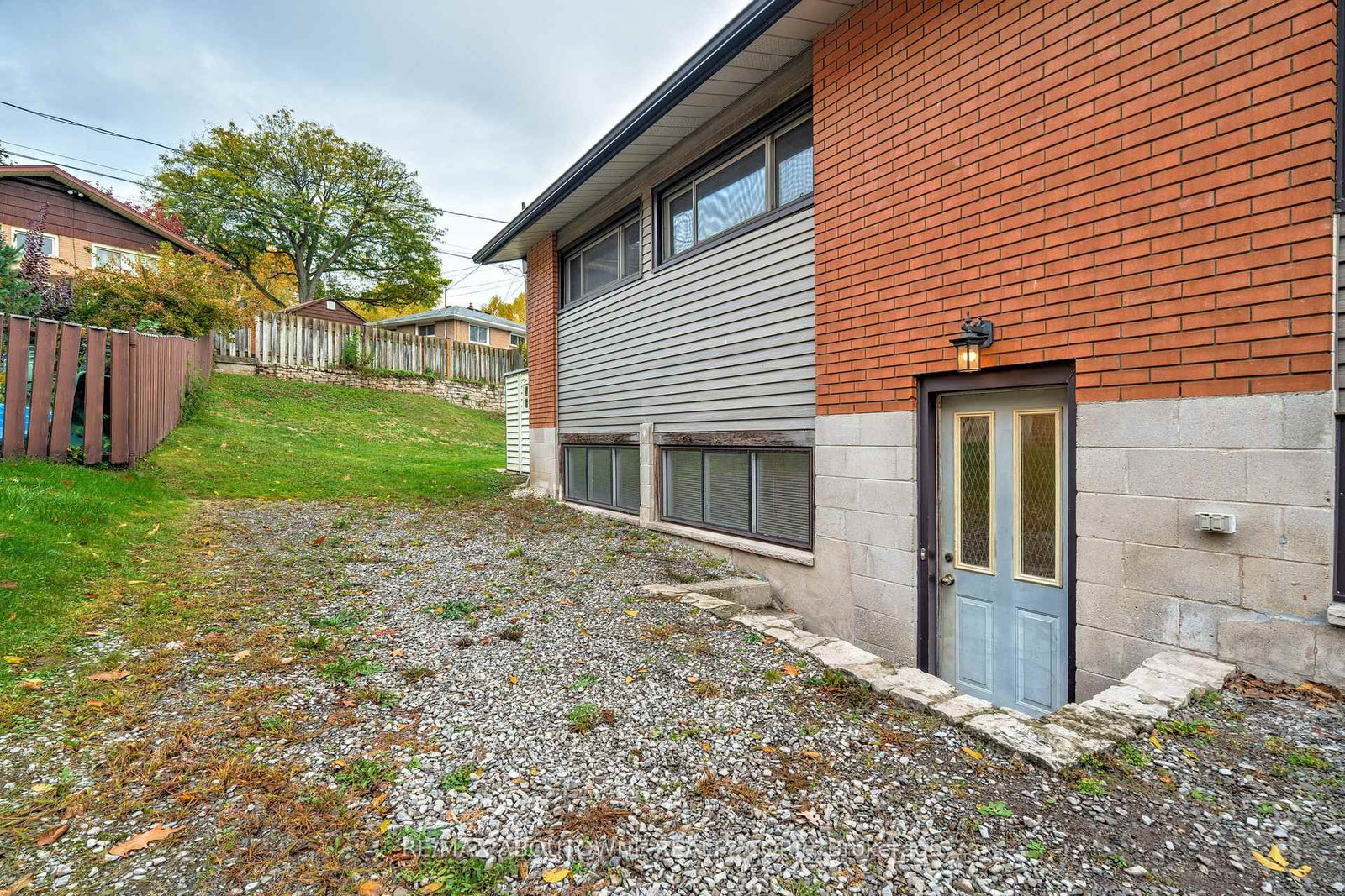 Detached House sold at 26 Sleepy Hollow Court, Hamilton, Ontario, L9H 1H3 - Dundas - MLS: X12472856