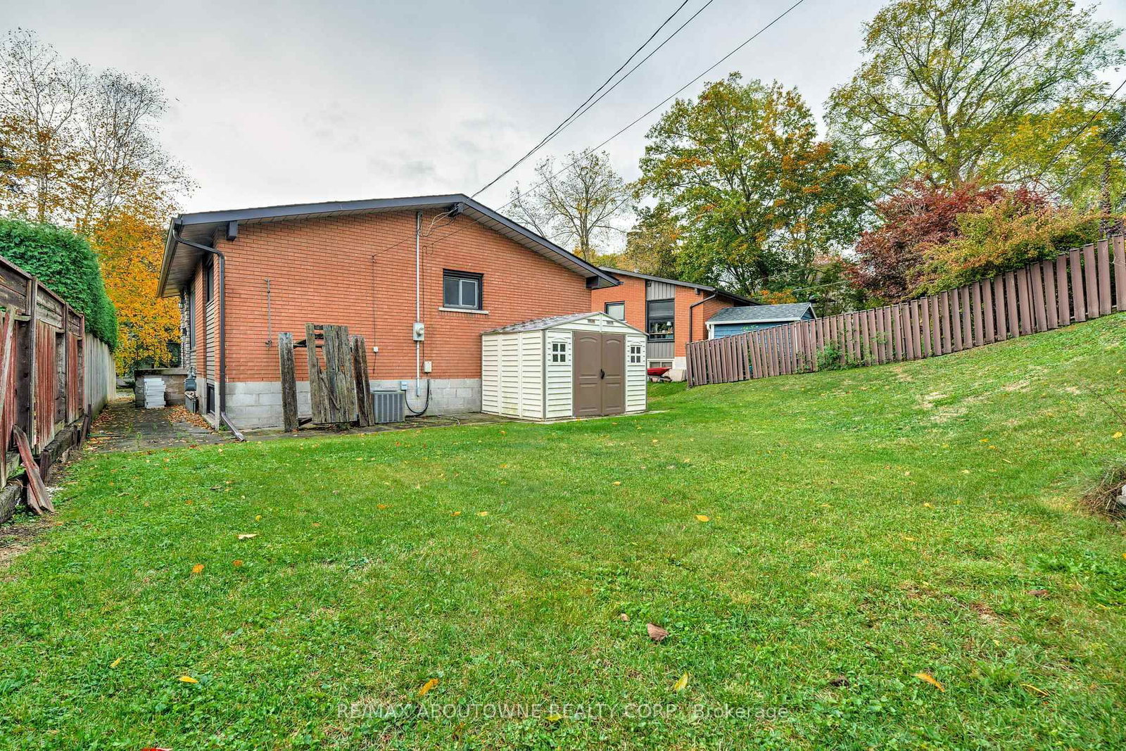 Detached House sold at 26 Sleepy Hollow Court, Hamilton, Ontario, L9H 1H3 - Dundas - MLS: X12472856