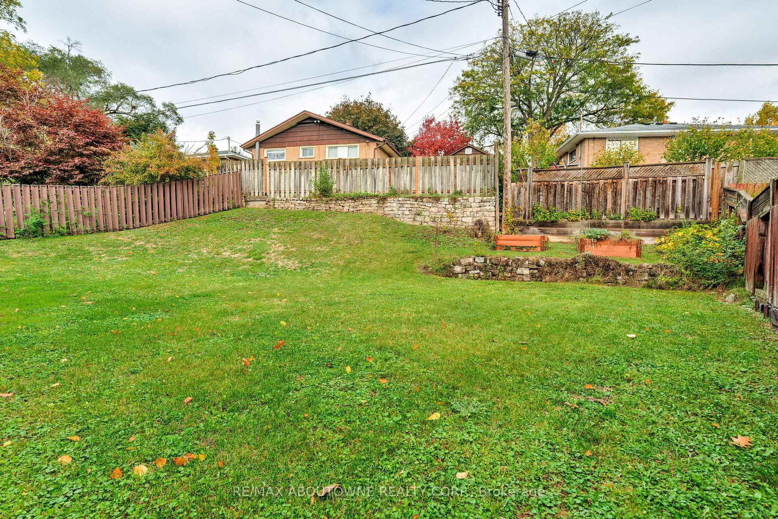 Detached House sold at 26 Sleepy Hollow Court, Hamilton, Ontario, L9H 1H3 - Dundas - MLS: X12472856