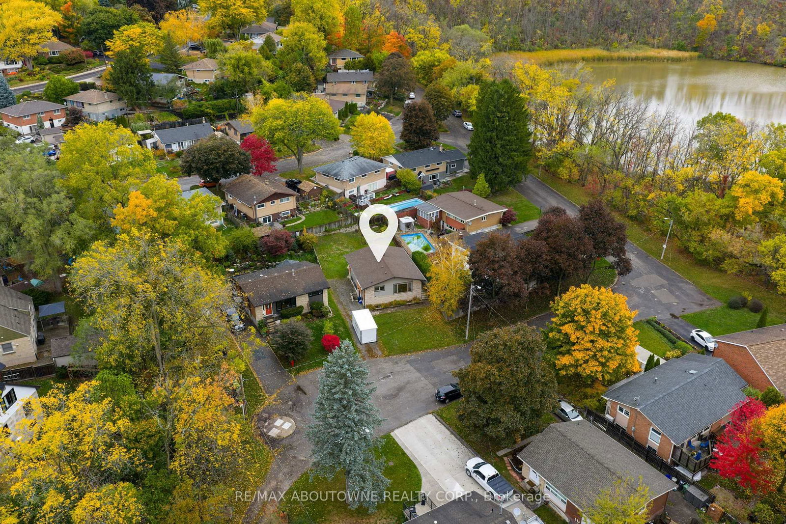 Detached House sold at 26 Sleepy Hollow Court, Hamilton, Ontario, L9H 1H3 - Dundas - MLS: X12472856