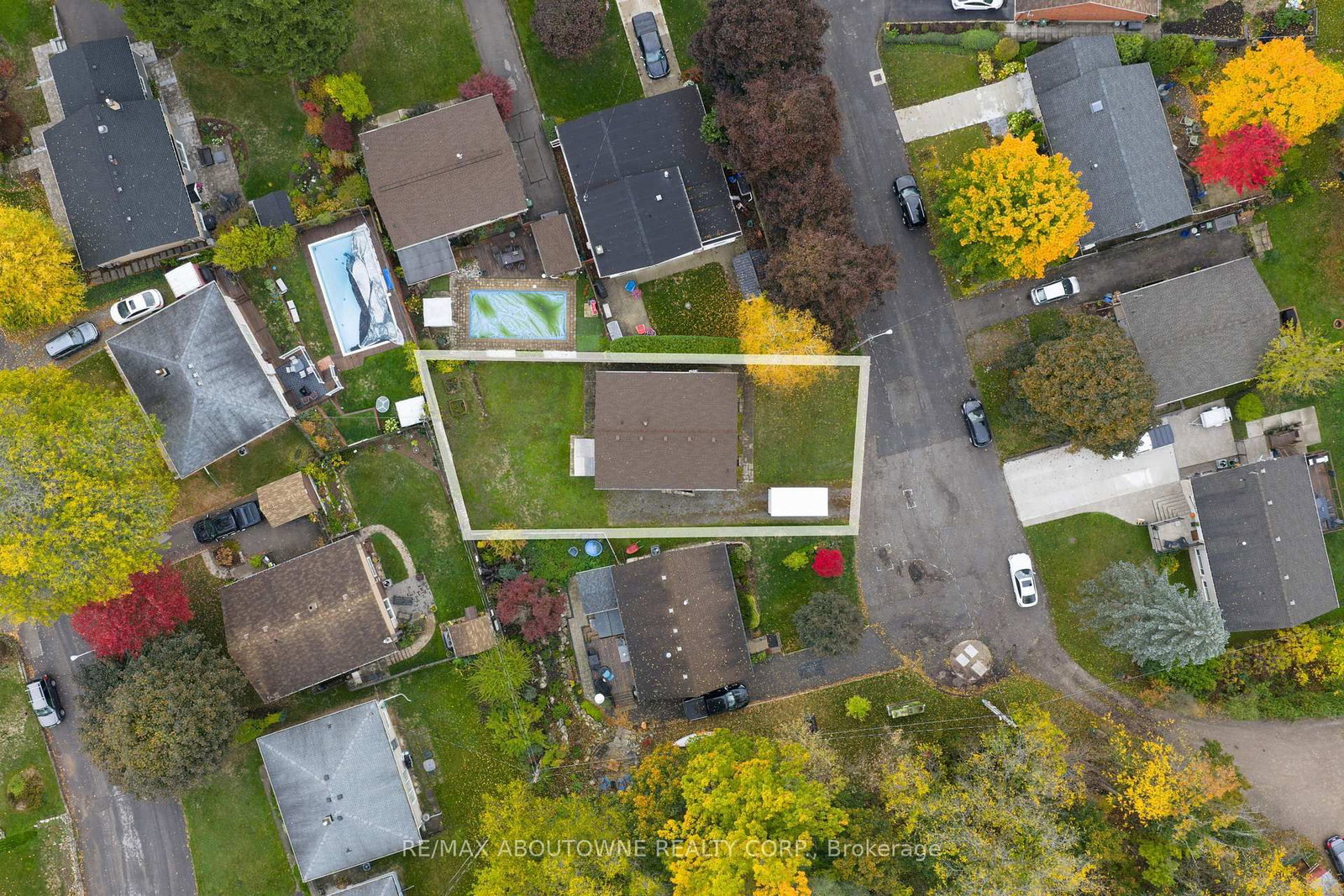 Detached House sold at 26 Sleepy Hollow Court, Hamilton, Ontario, L9H 1H3 - Dundas - MLS: X12472856