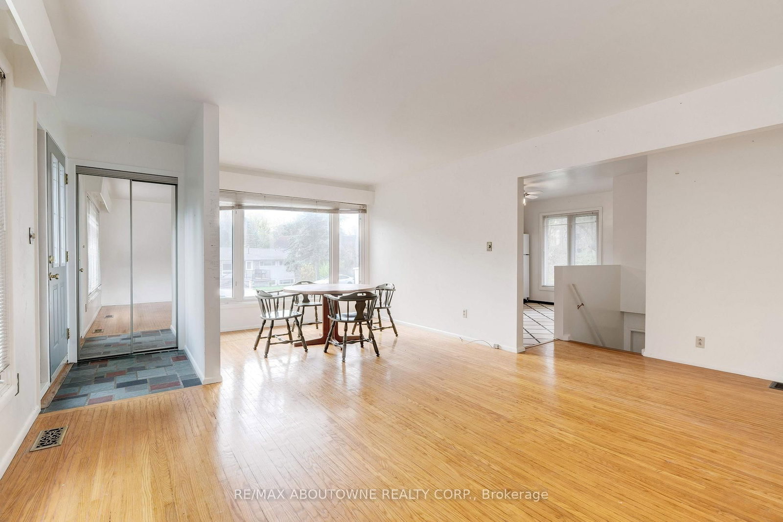 Detached House sold at 26 Sleepy Hollow Court, Hamilton, Ontario, L9H 1H3 - Dundas - MLS: X12472856