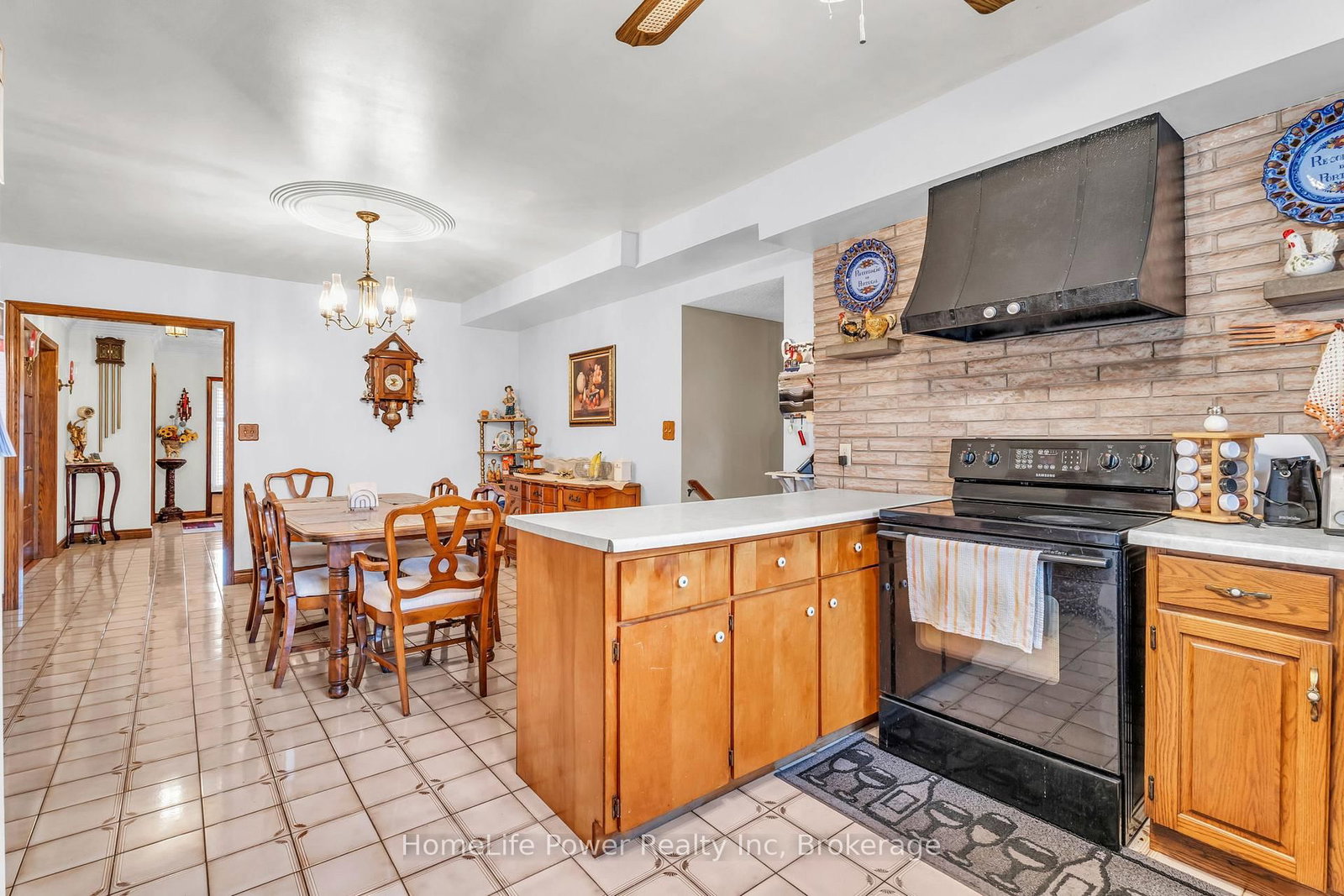 Detached House for sale at 6 Leckie Avenue, Hamilton, Ontario, L8J 2S7 - Stoney Creek Mountain - MLS: X12474183