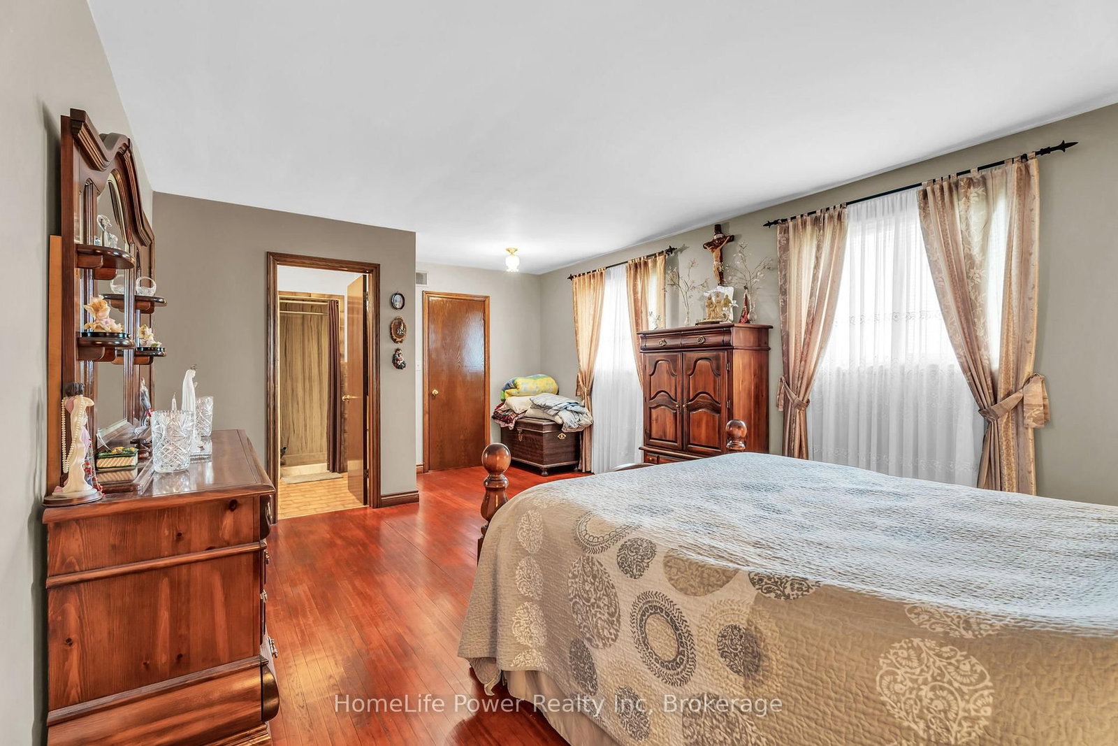 Detached House for sale at 6 Leckie Avenue, Hamilton, Ontario, L8J 2S7 - Stoney Creek Mountain - MLS: X12474183