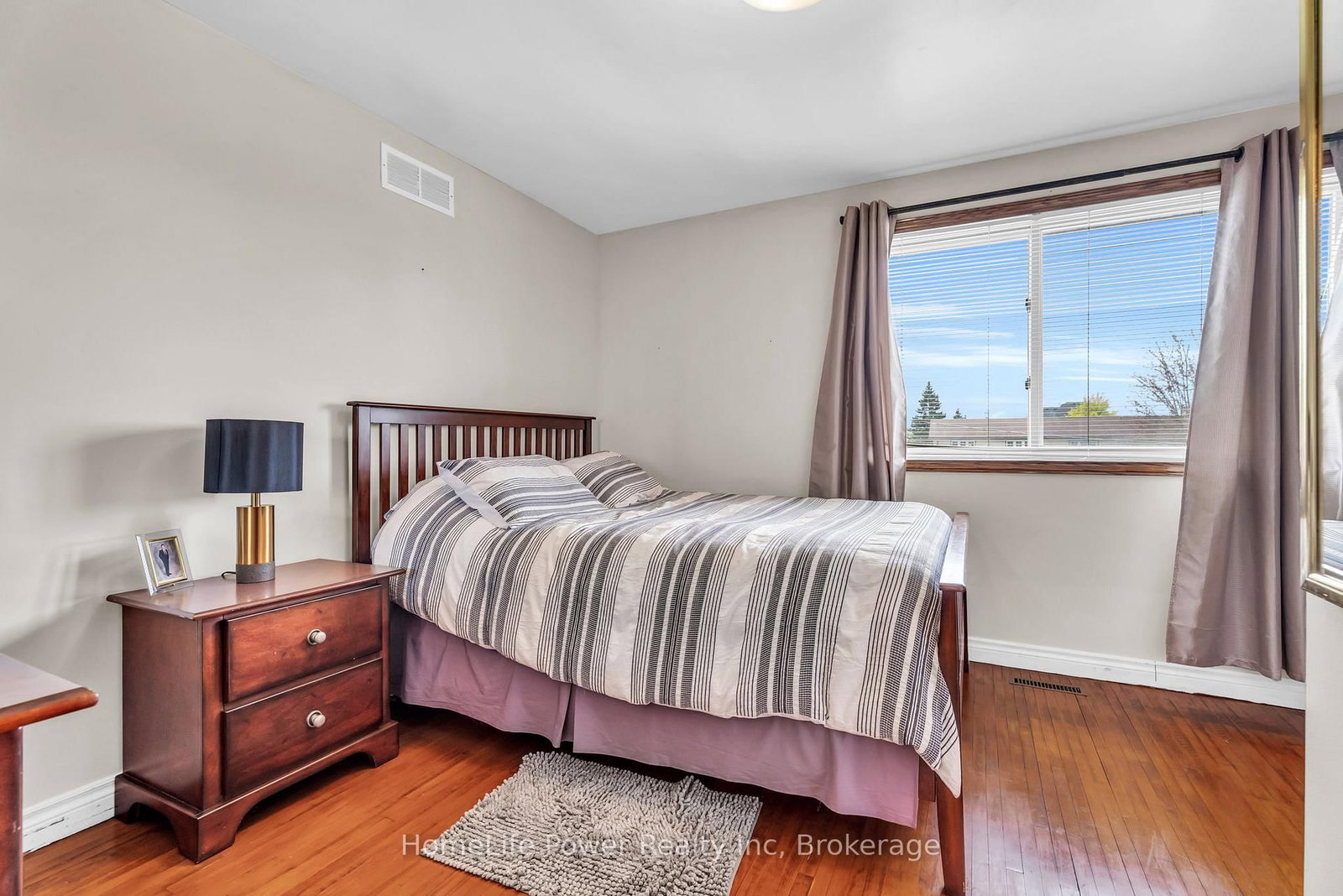 Detached House for sale at 6 Leckie Avenue, Hamilton, Ontario, L8J 2S7 - Stoney Creek Mountain - MLS: X12474183