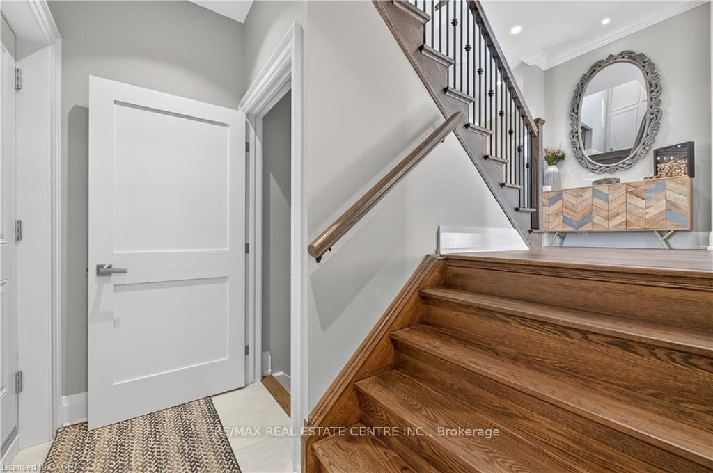 Detached House for sale at 18 David Avenue, Hamilton, Ontario, L9A 3V1 - Hill Park - MLS: X12474368