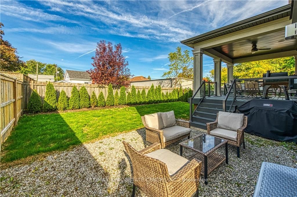 Detached House for sale at 18 David Avenue, Hamilton, Ontario, L9A 3V1 - Hill Park - MLS: X12474368