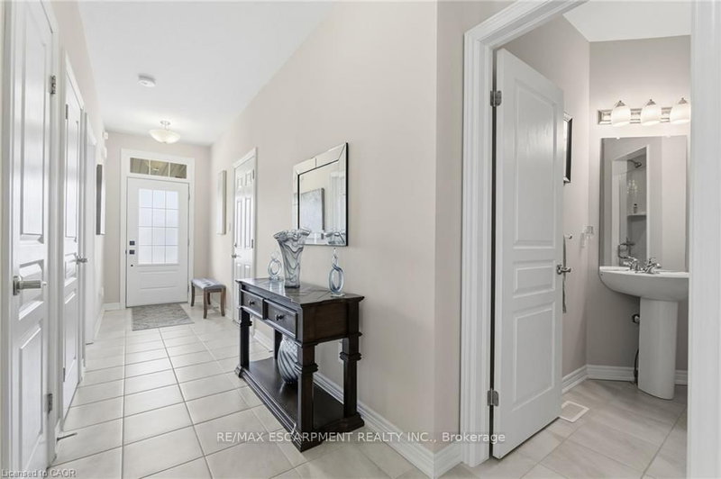 4 ELLIS Avenue
