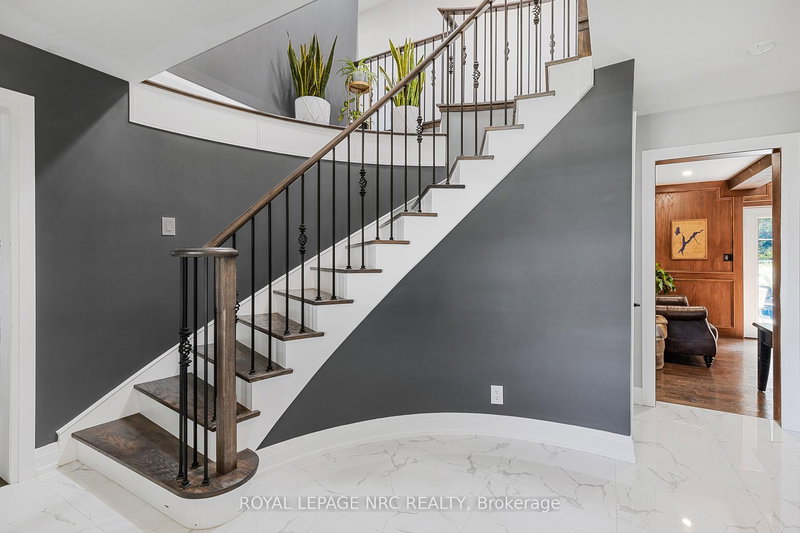 94 Dorchester Dr, Grimsby, L3M 1A8 | Image 3