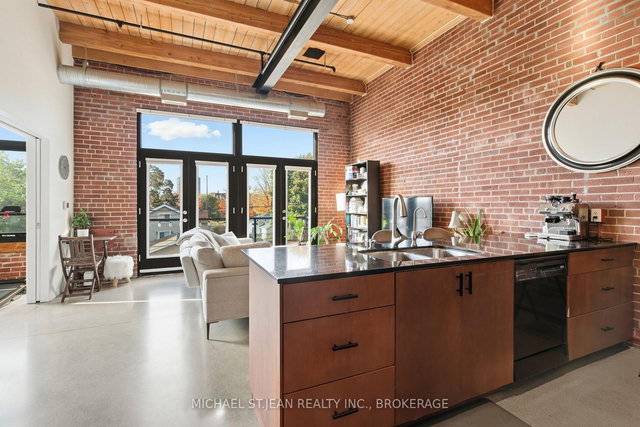 203 - 85 Spruce Street N