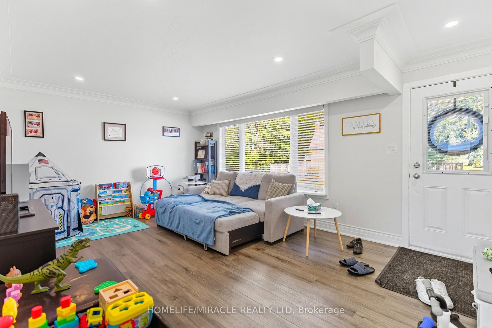 Listing Image 4