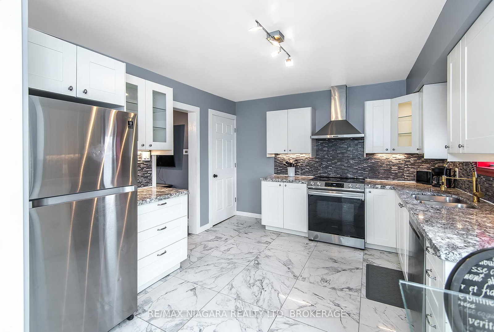 Detached House for sale at 92 HODGKINS Avenue, Thorold, Ontario, L2V 1M1 - Rolling Meadows - MLS: X12484532