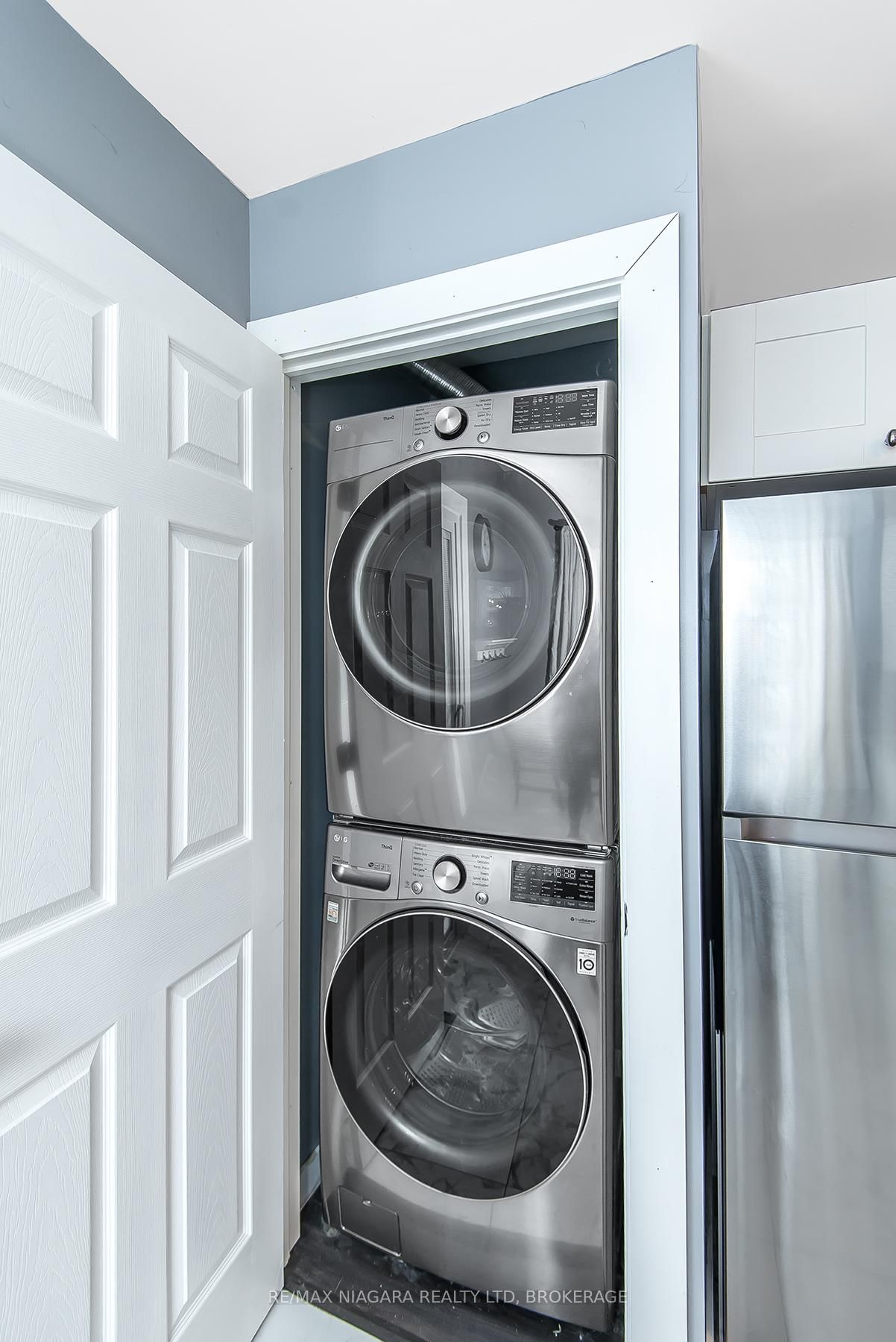 Detached House for sale at 92 HODGKINS Avenue, Thorold, Ontario, L2V 1M1 - Rolling Meadows - MLS: X12484532