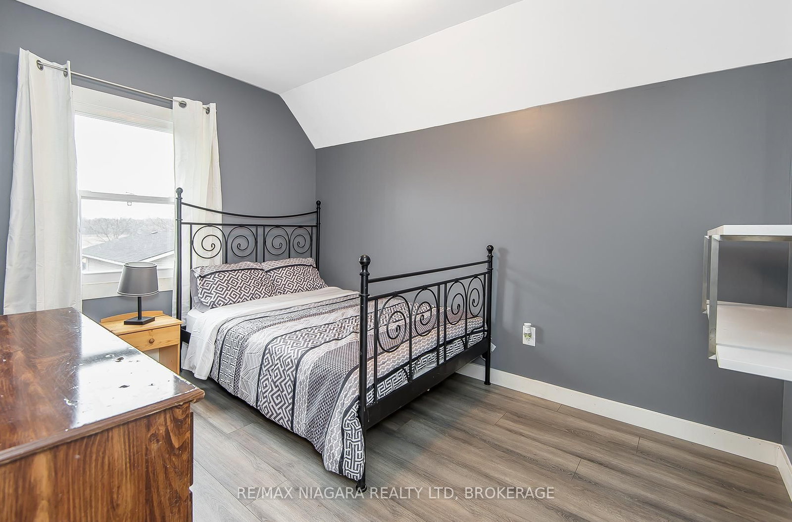 Detached House for sale at 92 HODGKINS Avenue, Thorold, Ontario, L2V 1M1 - Rolling Meadows - MLS: X12484532