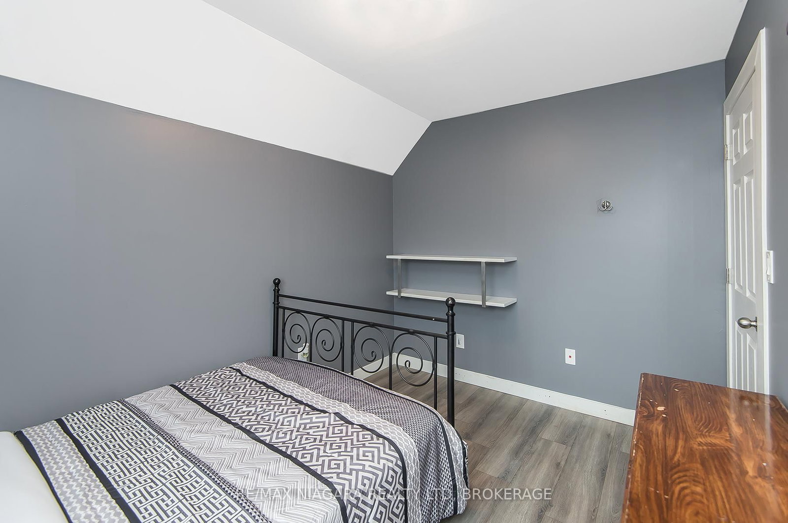 Detached House for sale at 92 HODGKINS Avenue, Thorold, Ontario, L2V 1M1 - Rolling Meadows - MLS: X12484532