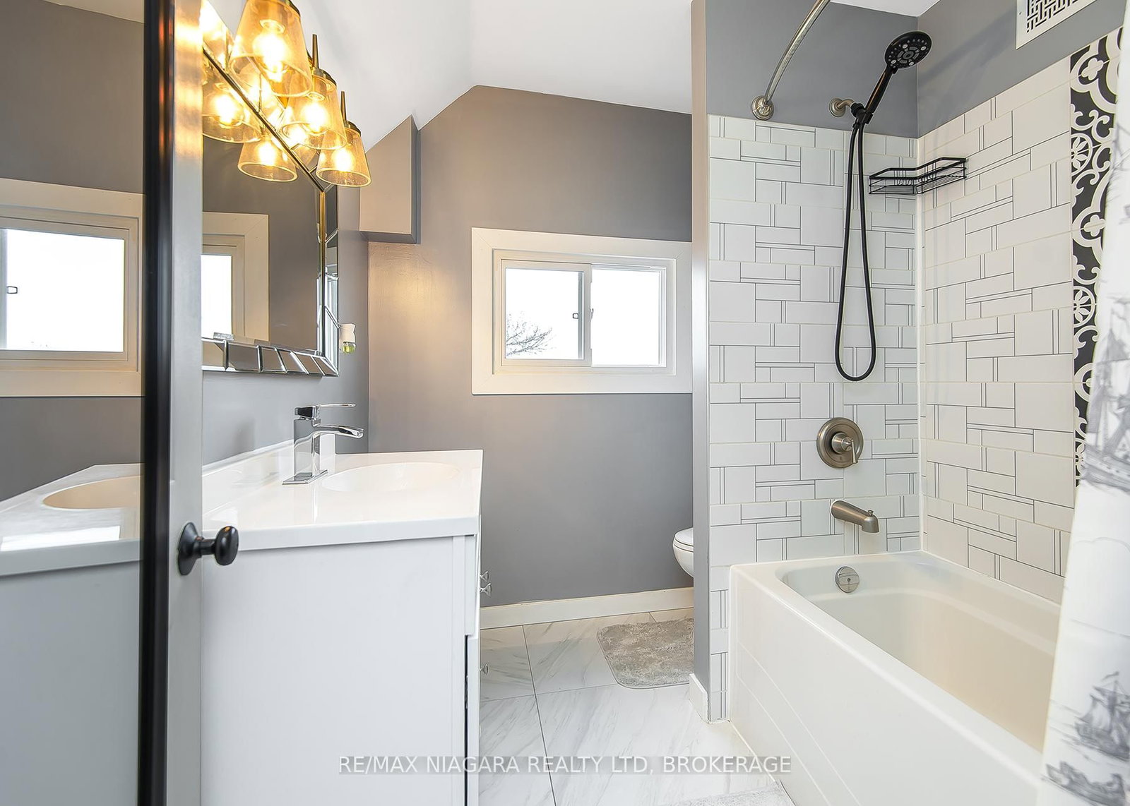 Detached House for sale at 92 HODGKINS Avenue, Thorold, Ontario, L2V 1M1 - Rolling Meadows - MLS: X12484532