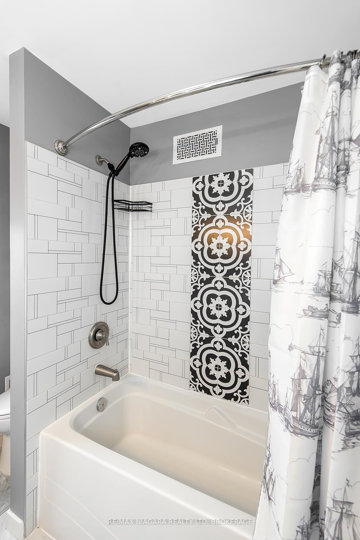 Detached House for sale at 92 HODGKINS Avenue, Thorold, Ontario, L2V 1M1 - Rolling Meadows - MLS: X12484532