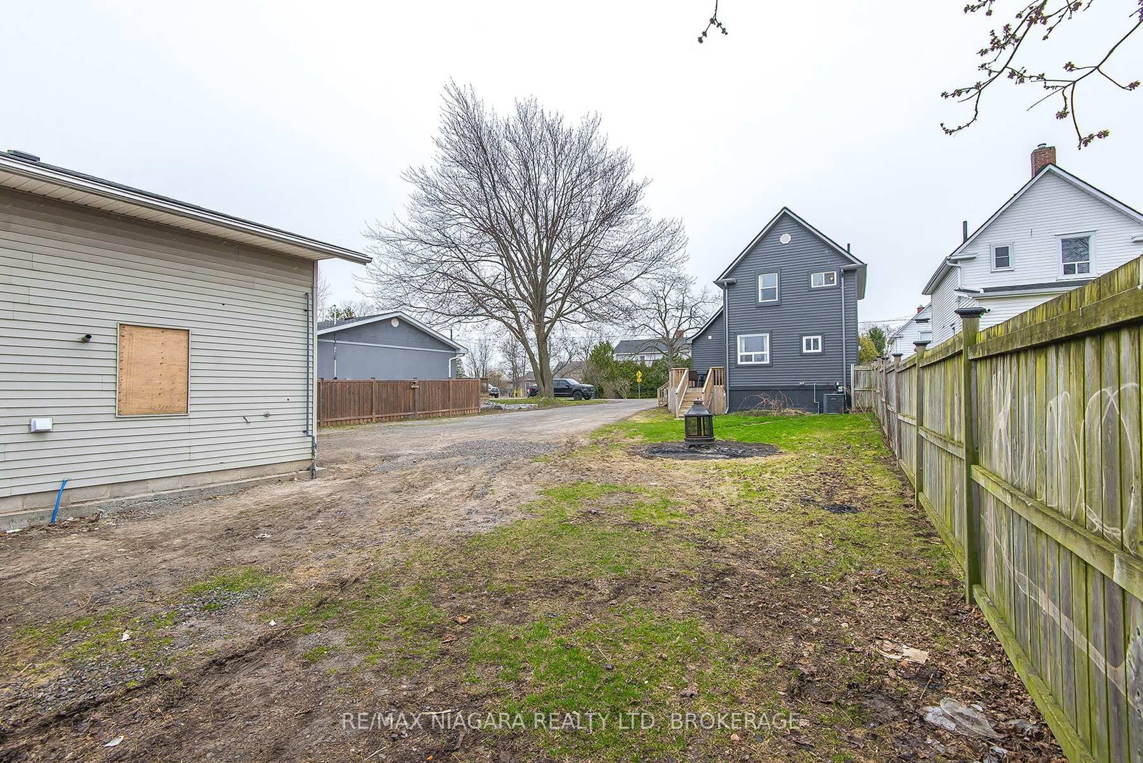 Detached House for sale at 92 HODGKINS Avenue, Thorold, Ontario, L2V 1M1 - Rolling Meadows - MLS: X12484532