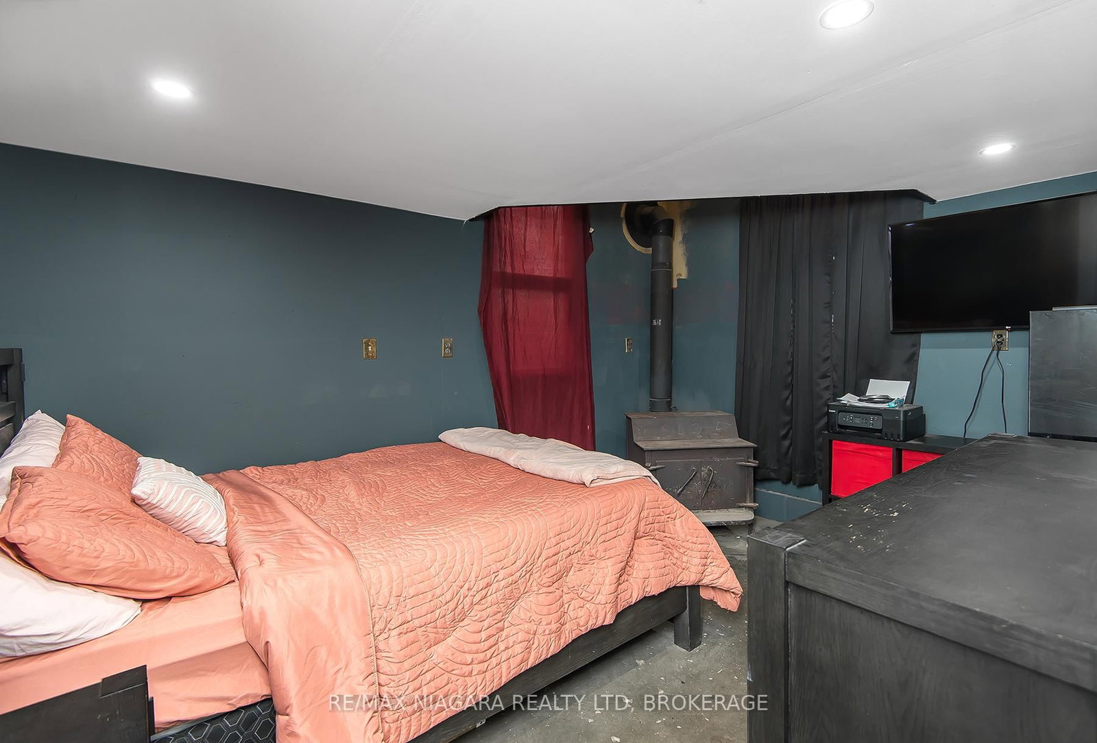 Detached House for sale at 92 HODGKINS Avenue, Thorold, Ontario, L2V 1M1 - Rolling Meadows - MLS: X12484532