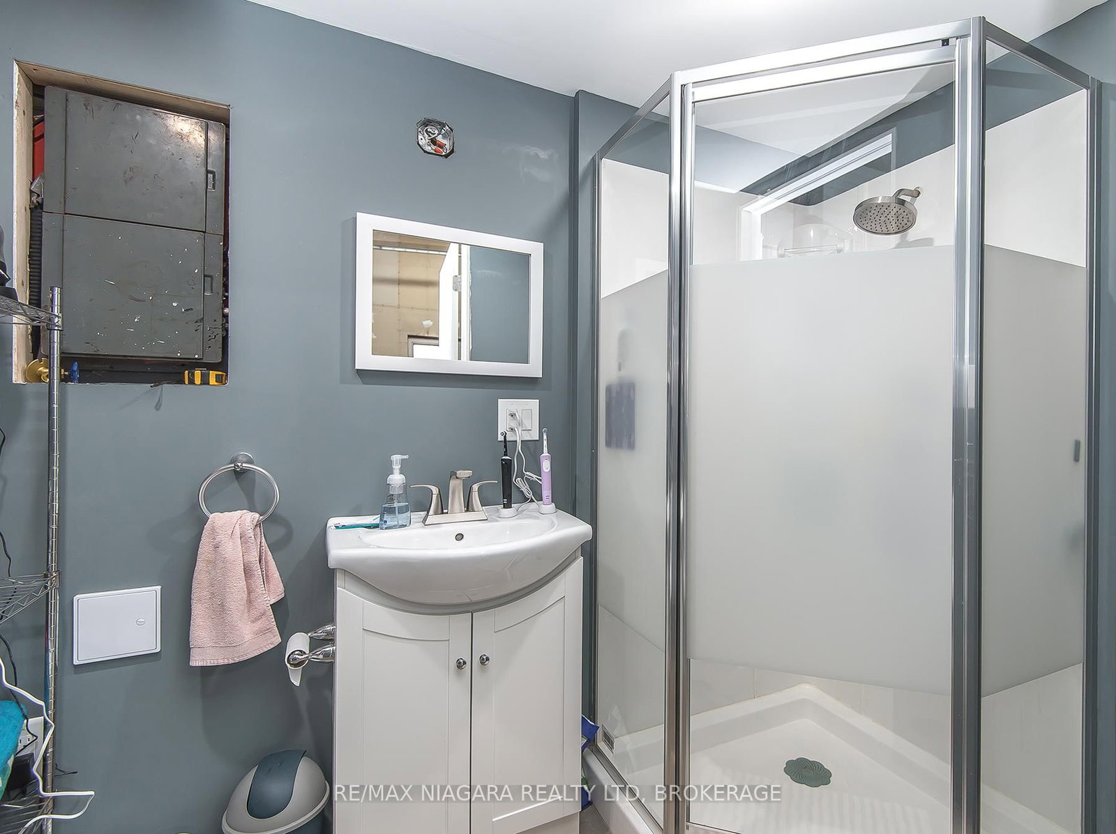 Detached House for sale at 92 HODGKINS Avenue, Thorold, Ontario, L2V 1M1 - Rolling Meadows - MLS: X12484532