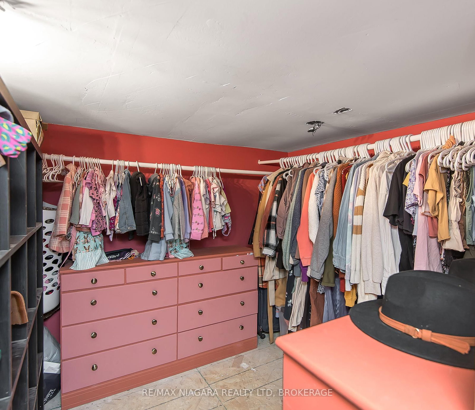 Detached House for sale at 92 HODGKINS Avenue, Thorold, Ontario, L2V 1M1 - Rolling Meadows - MLS: X12484532