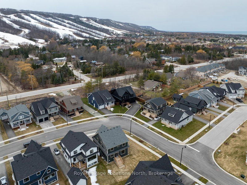 163 Courtland St, Blue Mountains, L9Y 5L7 | Image 3