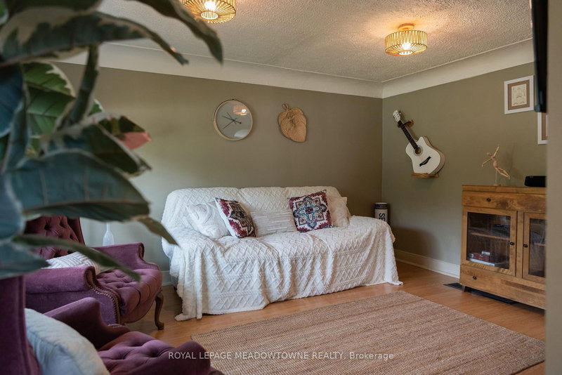 5853 Mcleod Rd, Niagara Falls, L2G 3E5 | Image 3