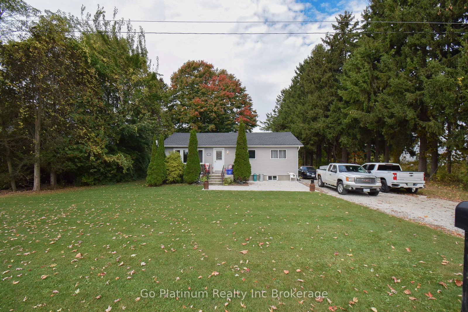 Detached House sold at 23092 Pioneer Line, West Elgin, Ontario, N0L 2C0 - Rodney - MLS: X12499594