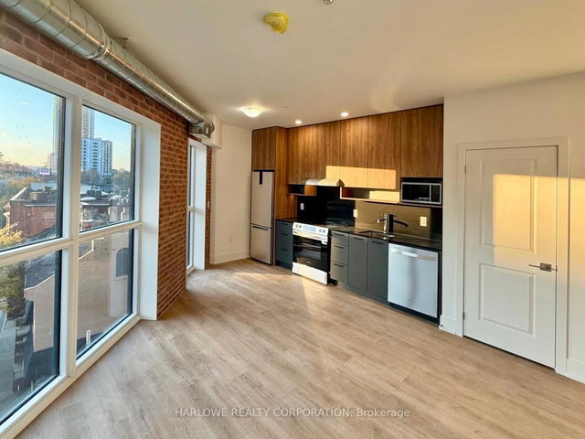 402 - 206 King Street W