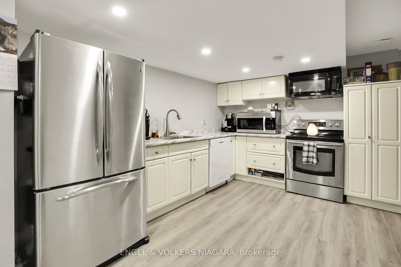 624 SIMCOE St, Niagara-on-the-Lake, L0S 1J0 | Image 2